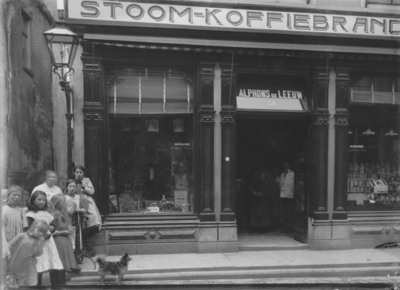 241829 Gezicht op de winkelpui van de Stoom-Koffiebranderij van Alphons de Leeuw (Twijnstraat 50) te Utrecht, met links ...